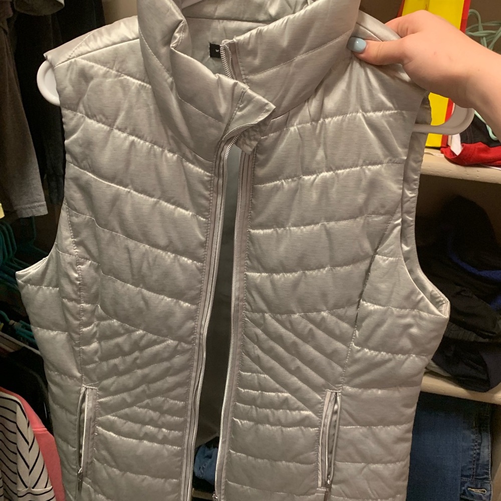 Black house White market silver vest